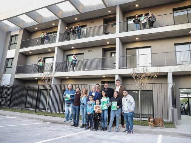 El intendente Ferraresi entregó más viviendas a vecinos y vecinas de Avellaneda