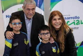 Jorge Ferraresi y Magdalena Sierra entregaron anteojos del programa “Avellaneda Te Veo Bien”