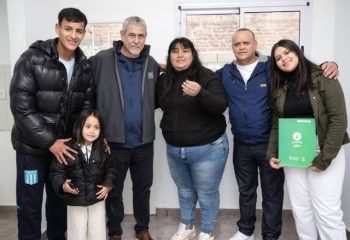 Ferraresi entregó viviendas en el Barrio Azul, de Wilde