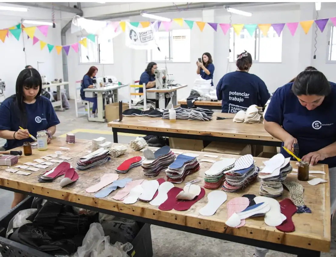 Jorge Ferraresi y Sergio Massa visitaron una fábrica de zapatillas en Gerli