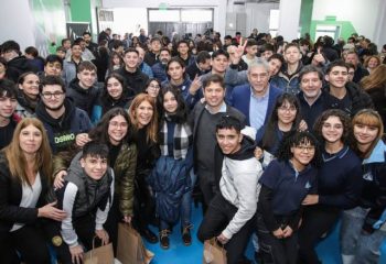 Kicillof y Ferraresi inauguraron los talleres de la Escuela Técnica 6 de Wilde y entregaron móviles para seguridad y servicios municipales