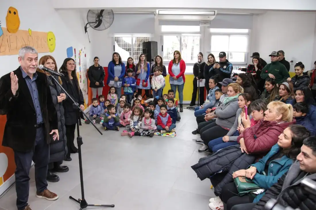 Ferraresi inauguró la renovación del jardín de infantes 923 de Wilde