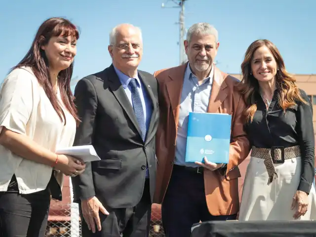 Ferraresi firmó un convenio para recibir equipamiento urbano en barrios populares de Avellaneda