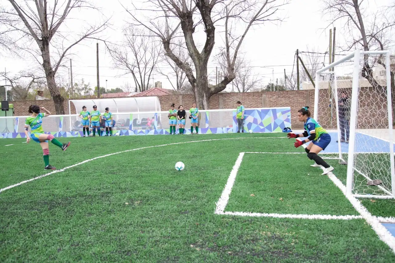 Avellaneda tiene su cancha de fútbol para personas ciegas
