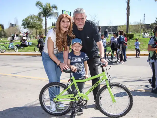 Jorge Ferraresi y Magdalena Sierra entregaron 1300 bicicletas en Área X