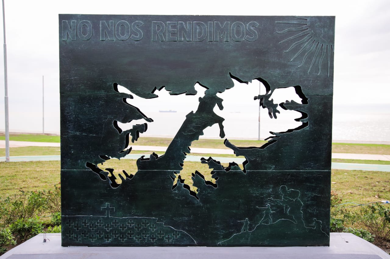 Ferraresi inauguró el monumento de Malvinas “No nos rendimos” en el Parque del Río