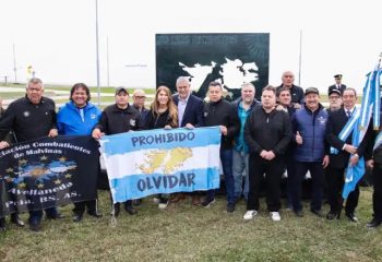 Ferraresi inauguró el monumento de Malvinas “No nos rendimos” en el Parque del Río