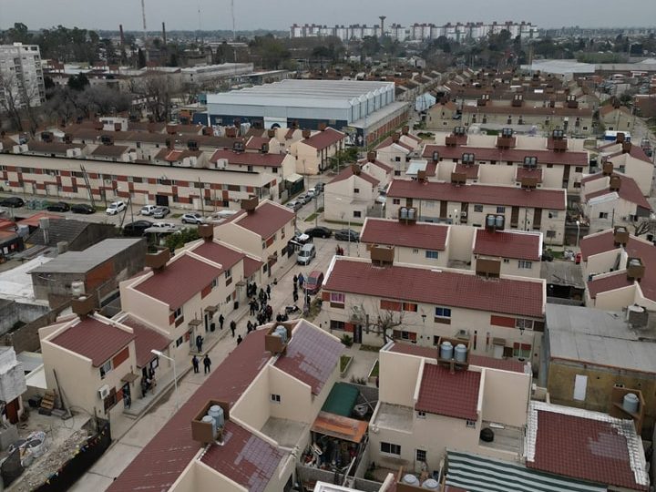 Ferraresi entregó viviendas en Barrio Azul