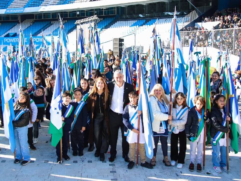 Ferraresi tomó la promesa a la Bandera a más de cuatro mil alumnos de Avellaneda